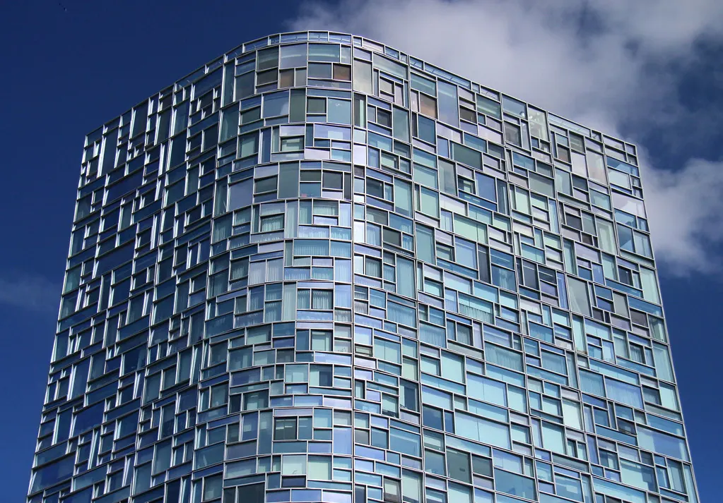 Fachada acristalada de un edificio corporativo